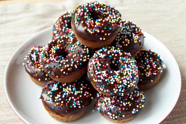 FoodSinner_'s tweet photo. Chocolate sprinkle donuts 🍩 https://t.co/6hAT4AtN4A