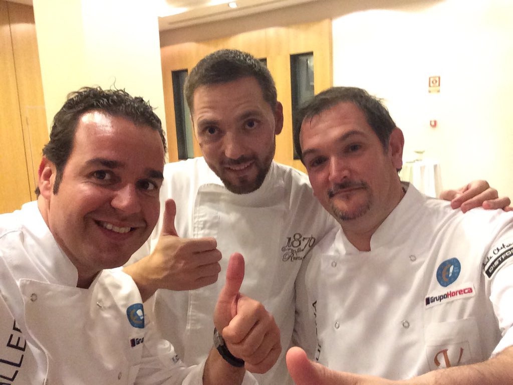 CarlosCTopChef's tweet photo. Pasando buenos momentos en la cena benéfica de @asoc_avoi con un grande @aitorperurena y @ercolmy https://t.co/JSyFtqAl6u