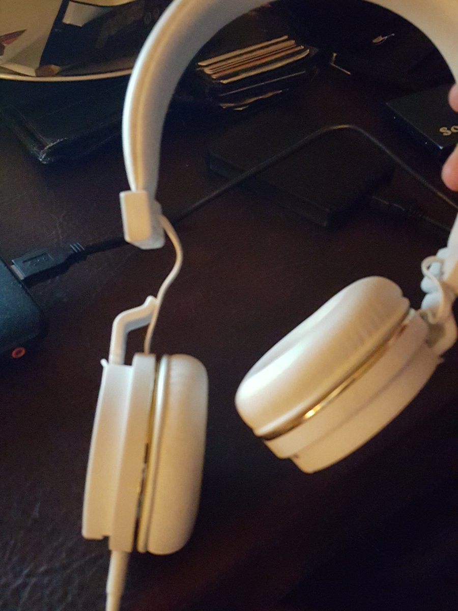 TomCalvert's tweet photo. @WeSC1999 This the 4th set headphones to break after a few months!this just happened putting them on!Can you help? https://t.co/sUcqhFjlQY