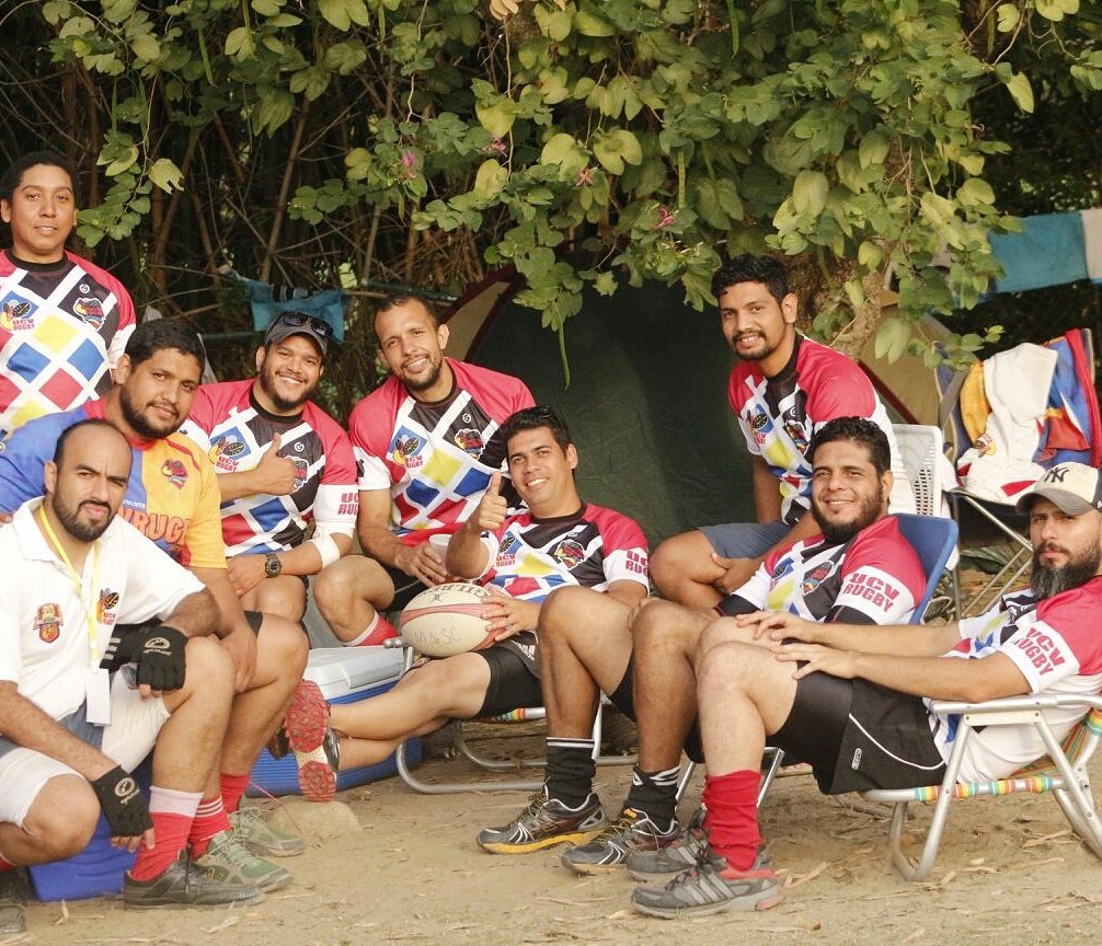 HdaSantaTeresa's tweet photo. Después de dar todo en la cancha, @rugbyucv disfruta de los demás juegos. 🌴 https://t.co/BW7wbBqkDZ