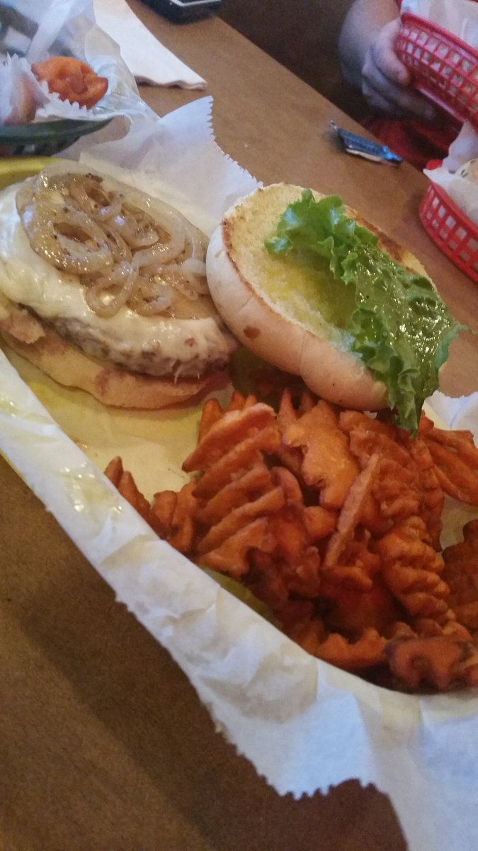 LeoneLaTwerk's tweet photo. At Off the Hoof eating an Elk burger...I can smell the.. gaminess...#offthehoof #elk #food https://t.co/AhYD2BrtiP