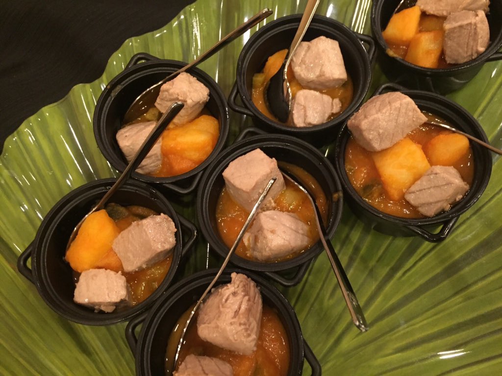 Vincci_Hoteles's tweet photo. ¡Degustando #solidaridad! Marmitako de atún oteiza y escabeche con setas y ahumados #PatioxInfancia #gastro #Málaga https://t.co/iecC79L9aM