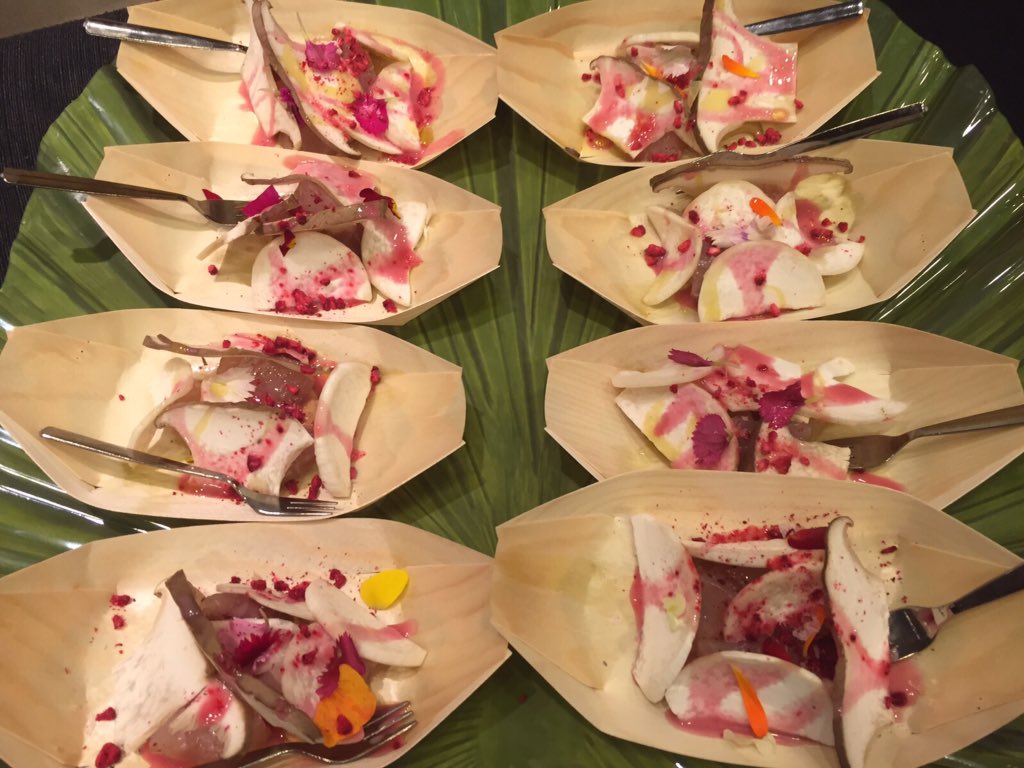 Vincci_Hoteles's tweet photo. ¡Degustando #solidaridad! Marmitako de atún oteiza y escabeche con setas y ahumados #PatioxInfancia #gastro #Málaga https://t.co/iecC79L9aM