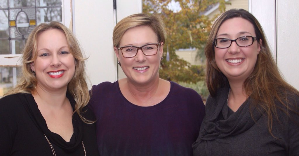 tiffanydavis's tweet photo. 3 girls from #Texas - Thankful for my mom @sing4urfood and sis @tdav2u - missing my other sis @gemmalagden ❣ https://t.co/AOvcG8bOHs
