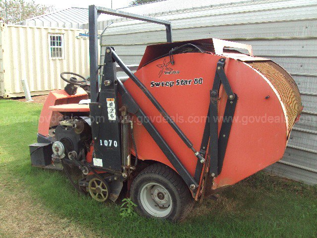 GAStateSurplus's tweet photo. #SmithCo #TurfSweeper #GetWorkDone @SmithcoInc #Bid @GovDeals @GeorgiaSouthern #Statesboro https://t.co/vQQi6Jw4Gp https://t.co/ay72Zl47qq