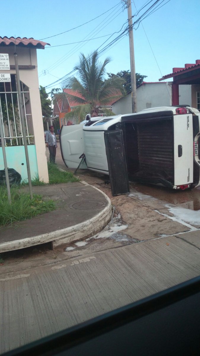 Dtservices12's tweet photo. Como en una vereda calle pasa algo a si y no hoy otro carro involucrado? #trafico #dtservices12 #locura https://t.co/pjNXmrbITN