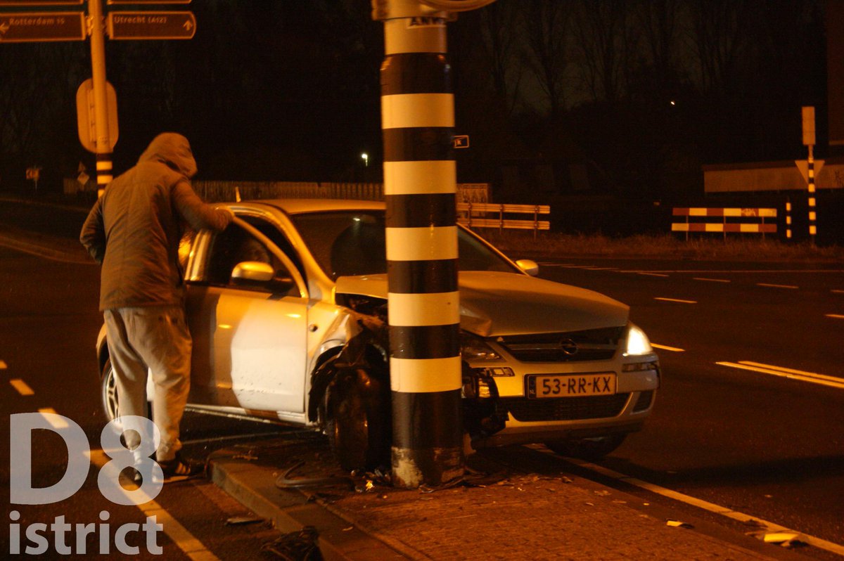 RedactieD8's tweet image. De bijrijder wordt door het aanwezige ambulancepersoneel nagekeken. Brandweer staat stand-by. #Kfar-Savaweg #Delft