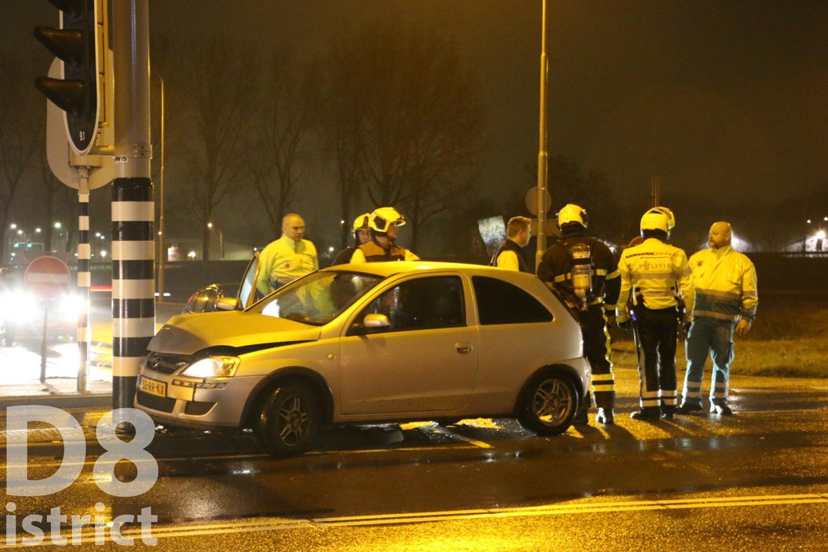 RedactieD8's tweet image. De bijrijder wordt door het aanwezige ambulancepersoneel nagekeken. Brandweer staat stand-by. #Kfar-Savaweg #Delft