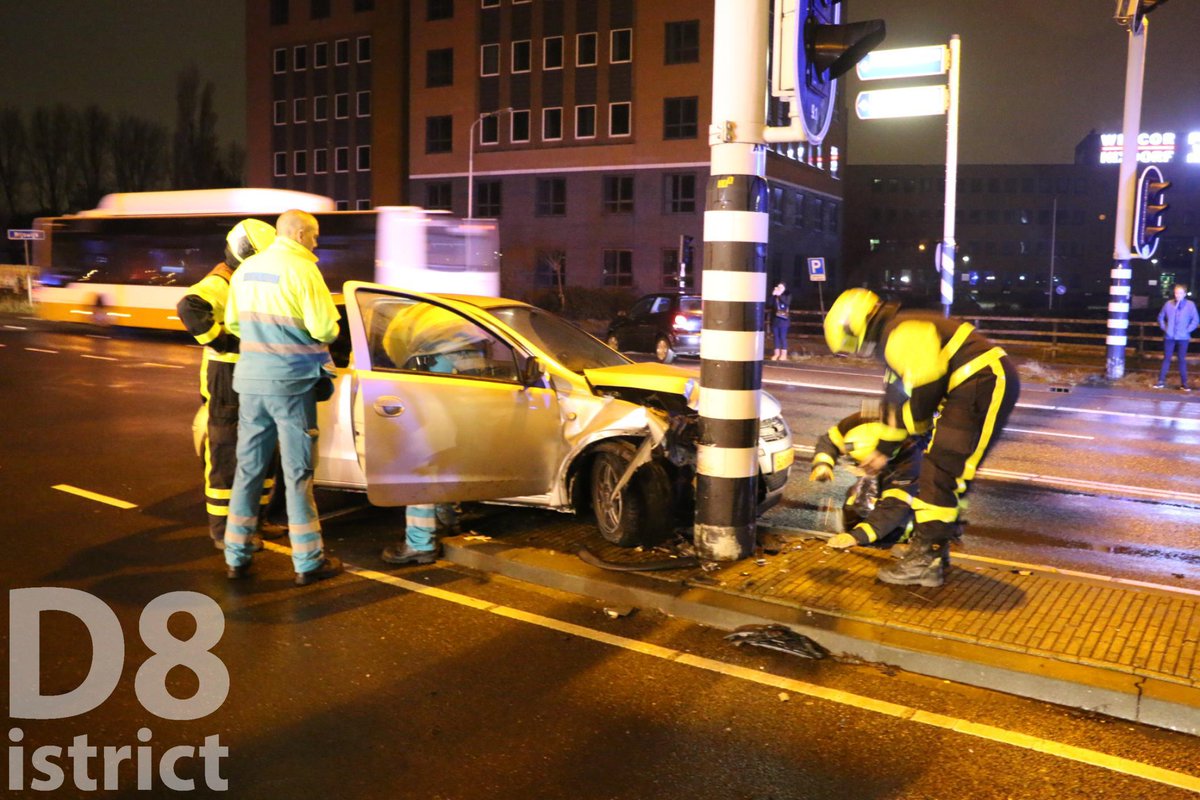 RedactieD8's tweet image. De bijrijder wordt door het aanwezige ambulancepersoneel nagekeken. Brandweer staat stand-by. #Kfar-Savaweg #Delft