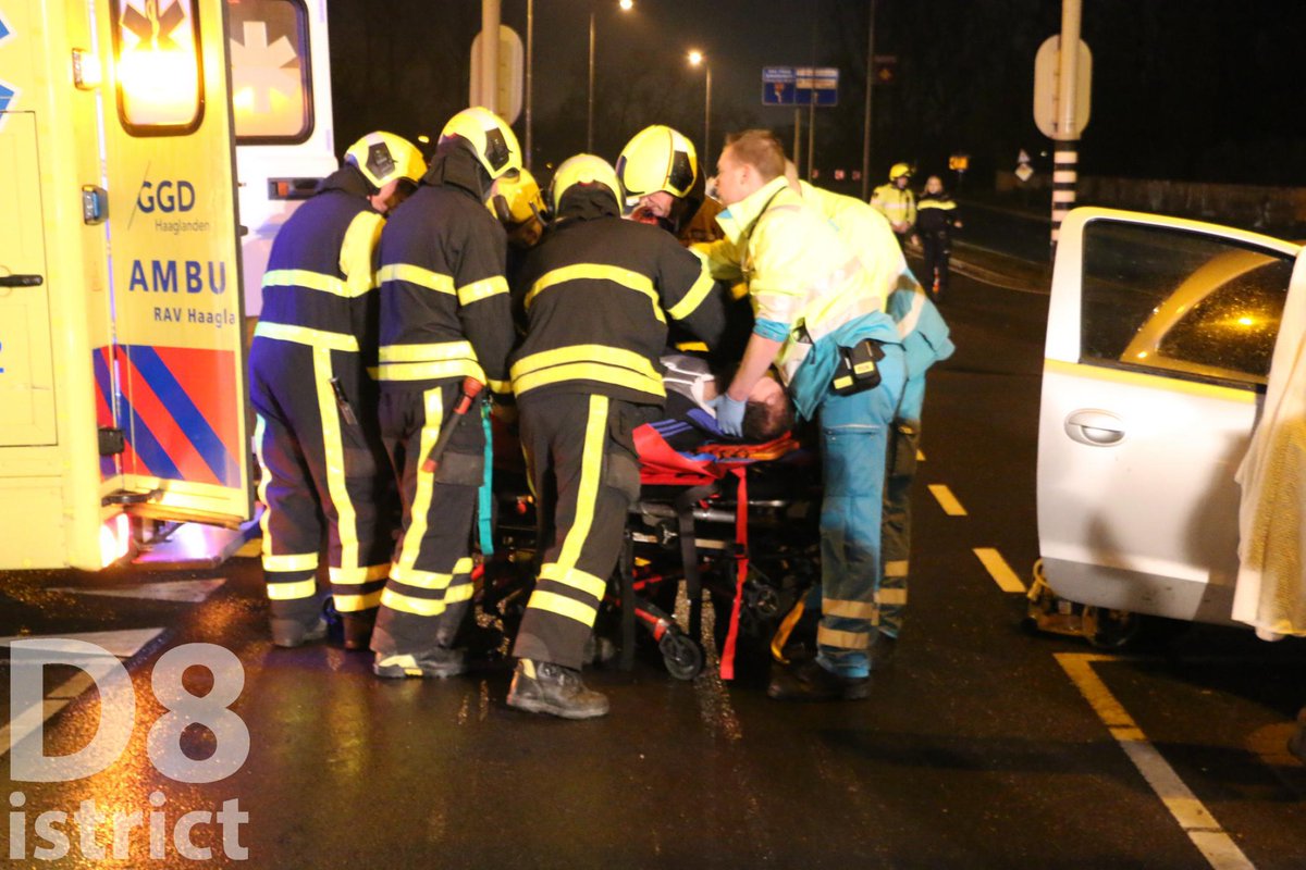 RedactieD8's tweet image. De bijrijder ligt inmiddels op de brandcard. En zou straks vervoerd worden naar het ziekenhuis #Kfar-Savaweg #Delft