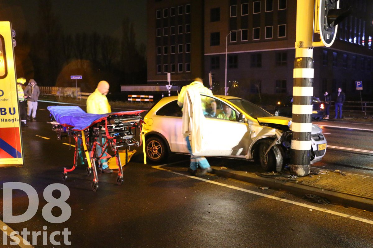 RedactieD8's tweet image. De bijrijder ligt inmiddels op de brandcard. En zou straks vervoerd worden naar het ziekenhuis #Kfar-Savaweg #Delft