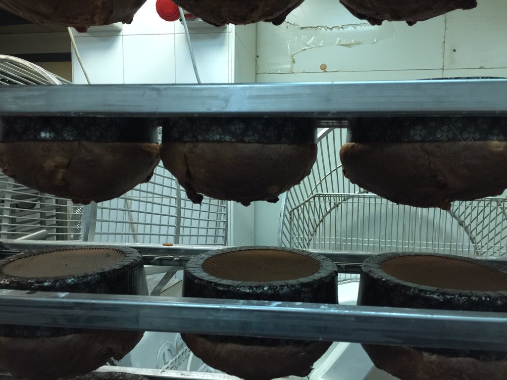 Princi_Milano's tweet photo. Panettoni a testa in giù perché la bontà di Princi non pesi sull'impasto #PrincisChristmas https://t.co/jXTcMbfMEf