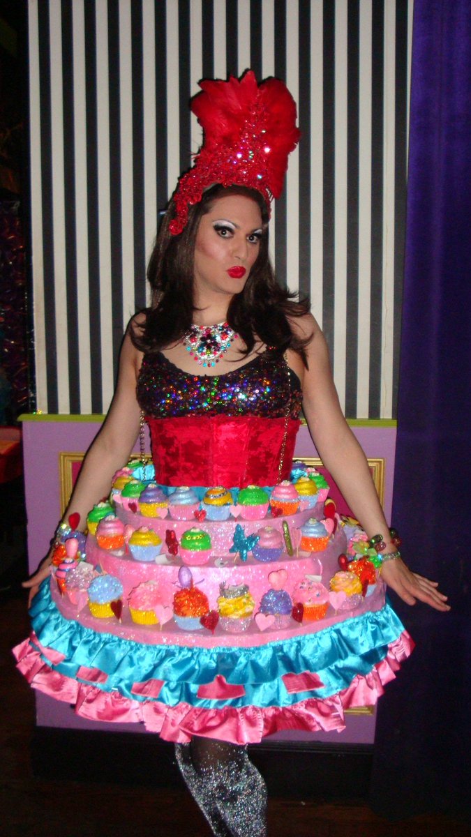 LawrenceDalyLTD's tweet photo. Just another day at the office! #KatyPerry #cupcakes #birthday #spadayz #spadayzthenovel #screamingqueens #DIY #Lips https://t.co/pHSVAZnXFZ