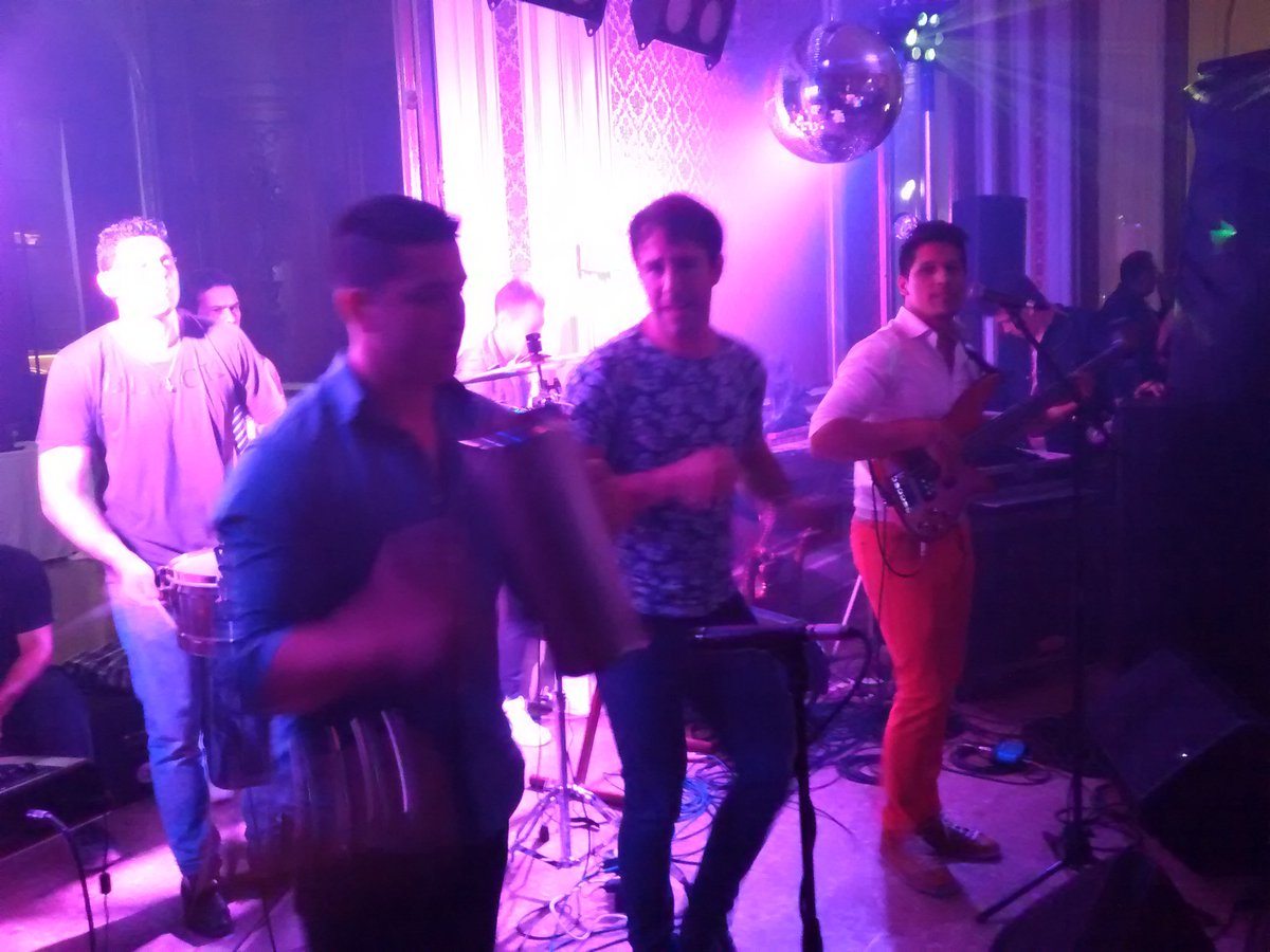 unayunalp's tweet photo. Sonamos en Vivo en el #CirculoDeLaFuerzaAereaArgentina #Fiesta!!!
#UnaYUna #CumbiPop #TeDigoAdios #viernes https://t.co/6lgnZpEIsg