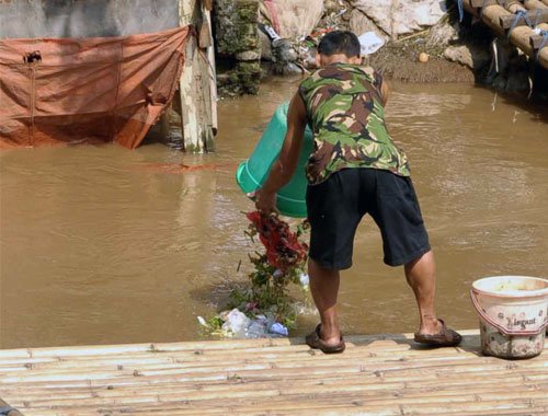 laskarbumi_id's tweet photo. 13. Maka lebih dari 98% kantong plastik dibuang begitu saja daripada didaur ulang #KisahPlastik https://t.co/265B8zIv8H