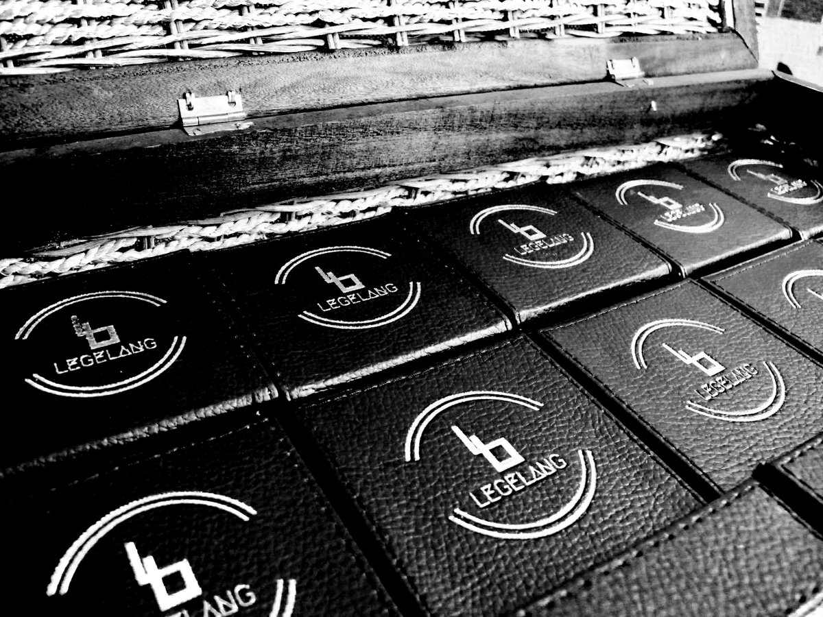 Legelangcs's tweet image. LEGELANG come with Exclusive box with silver embossed logo! Stay tune ya guys, sbntr lgi akan release! tgl 31 Nov