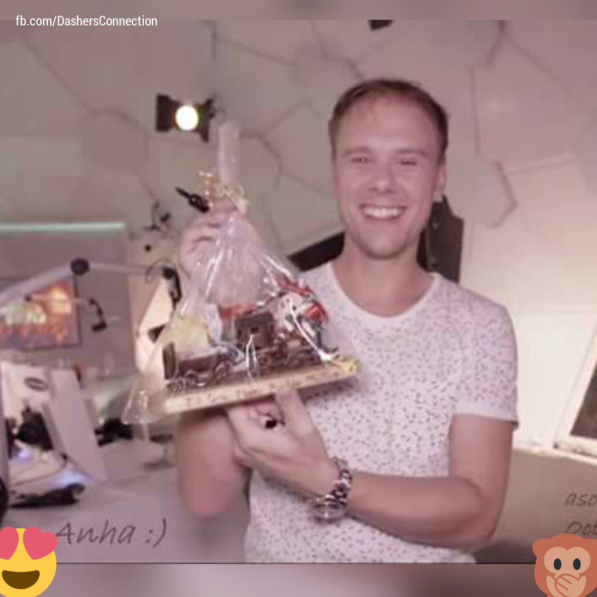 anaheraofficial's tweet photo. A month & days ago at #asotfestmex ๐๐ญ๐ญ๐ @arminvanbuuren with my gift ๐๐ญ๐ #EFLDAY ๐๐งโ #TeamASOT ๐๐๐ Another youuuuu๐ https://t.co/sbKPkZpLov