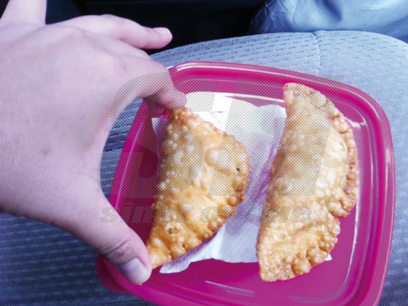 SinarOnline's tweet photo. Kuih karipap cekik darah! #SHUTR #SHOnline https://t.co/7TcaLjzHvj https://t.co/0CW2oJfiZ3