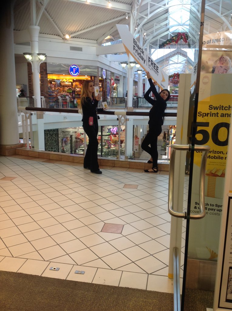 ValenciaiMobile's tweet photo. #winning #Sprint #BlackFriday #save50percent #Valenciastore #bringingincustomers @kaitlinPimobile @AleDimobile https://t.co/CDvPN54E1r