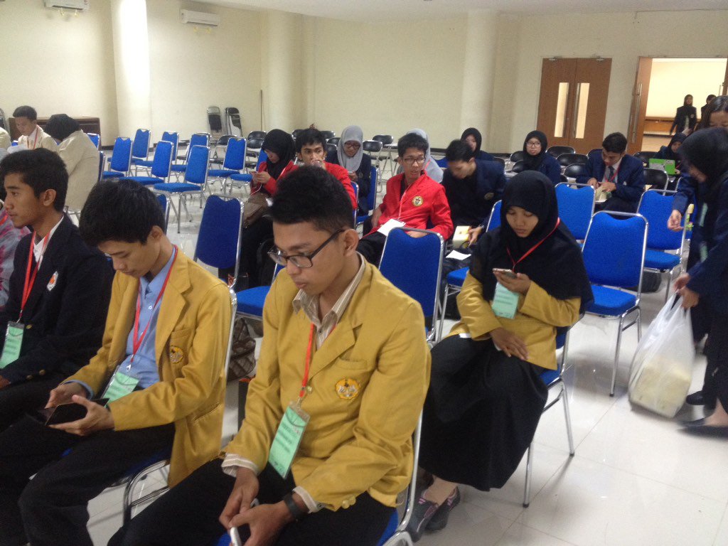 Finalis dari Universitas Jendral Soedirman yang lagi serius berlatih untuk presentasi :)