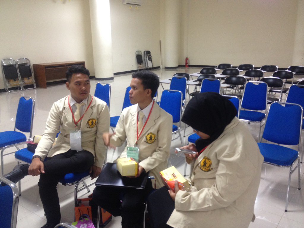 Finalis yang juga berasal dari Surabaya Finalis dari Universitas Wijaya Kusuma Surabaya, terlihat percaya diri :D