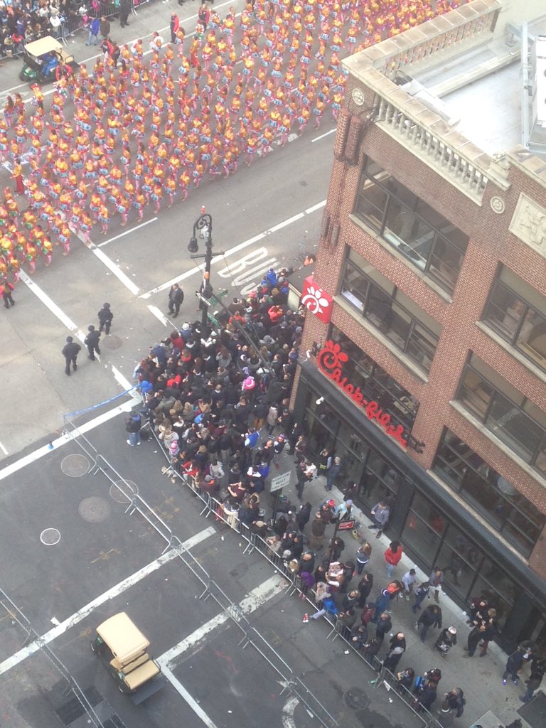 chickfilaETA's tweet photo. Yesterday's line got weird... #TurkFilA #MacysThanksgivingDayParade #WereGonnaNeedABiggerChicken #nyccfa #cfanyc https://t.co/LBfJFgK0Kx