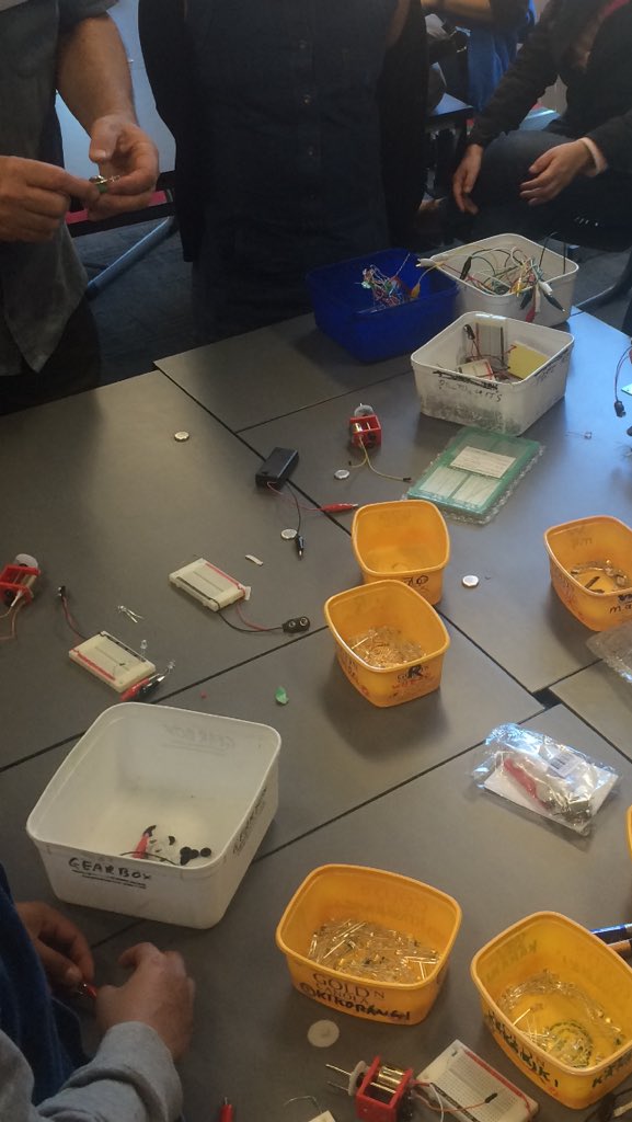 robbdj's tweet photo. Raspberry pi play #HourOfCode #hackmiramar https://t.co/FFkUjDAcTh