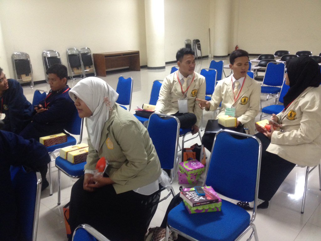 Finalis dari kota Jogjakarta, Universitas Gadjah Mada. Waah.. Temannya kemana? Hehe