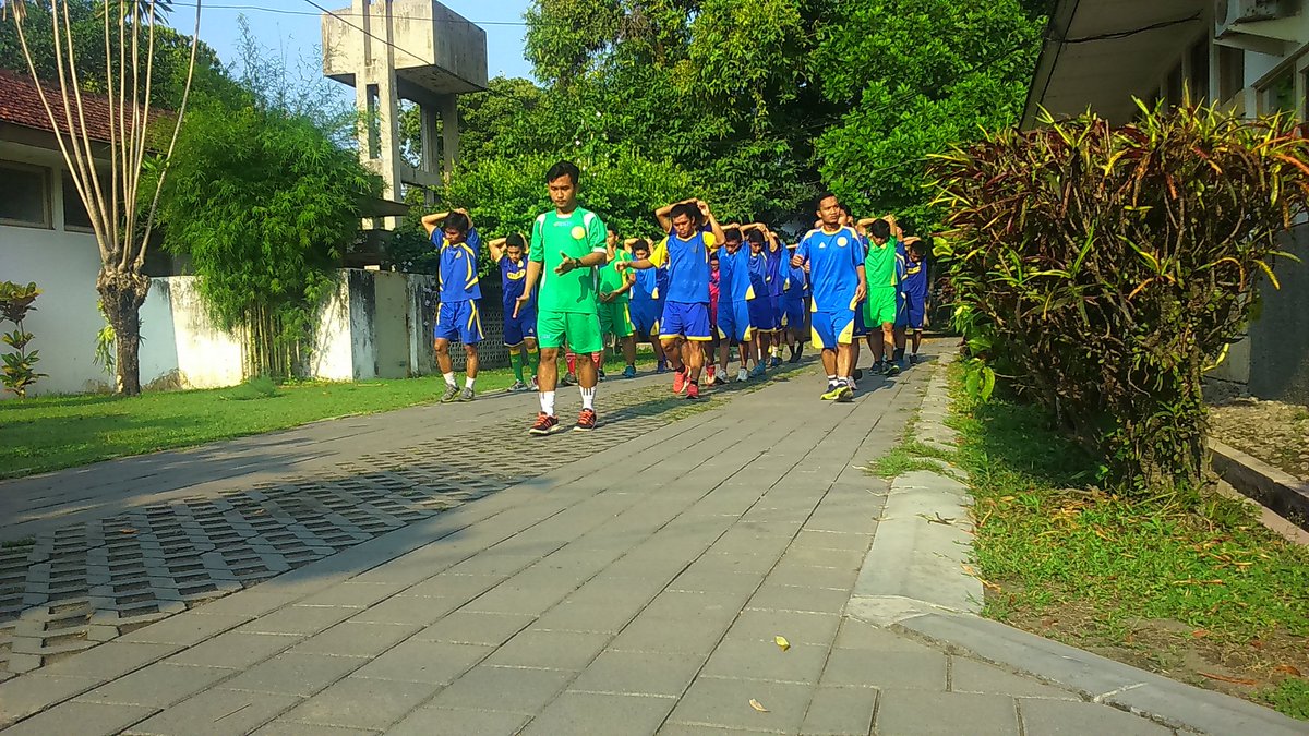 unj_soccer's tweet photo. Sesi latihan pagi. Sebelum pertandingan melawan UNY nanti siang jam 2 with @harryyudha20 dan @asnoto #UNJDAY https://t.co/SJecbyH7Zu