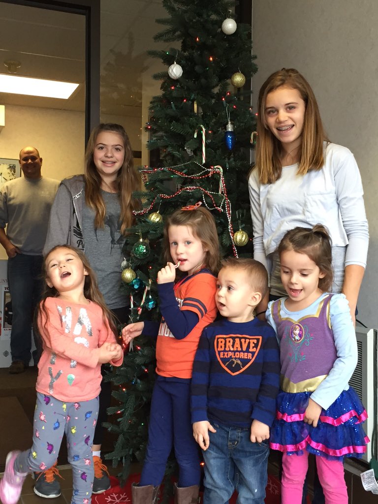IBEW1249's tweet photo. Getting ready for the season!  Thanks for all the help!🎄 #IBEW #IBEW1249 https://t.co/wvgTPEzU3h