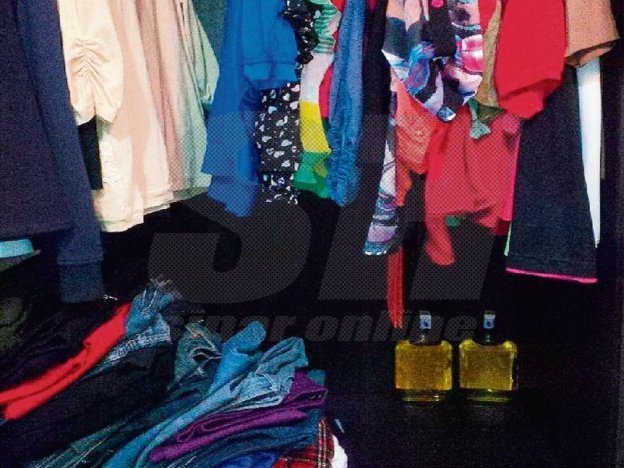 SinarOnline's tweet photo. Wanita cuba sembunyi arak dalam almari #SHKEL #SHOnline https://t.co/v1fy3ze1xq https://t.co/3T51ESJP9S