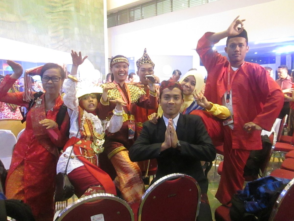 anisa_fernanda's tweet photo. Smangat ya.. Senyum ya.. Smangatsmangatsmangat.. :' #SMAPat #BamsDKK.. ;) https://t.co/IMKjZmFUlt