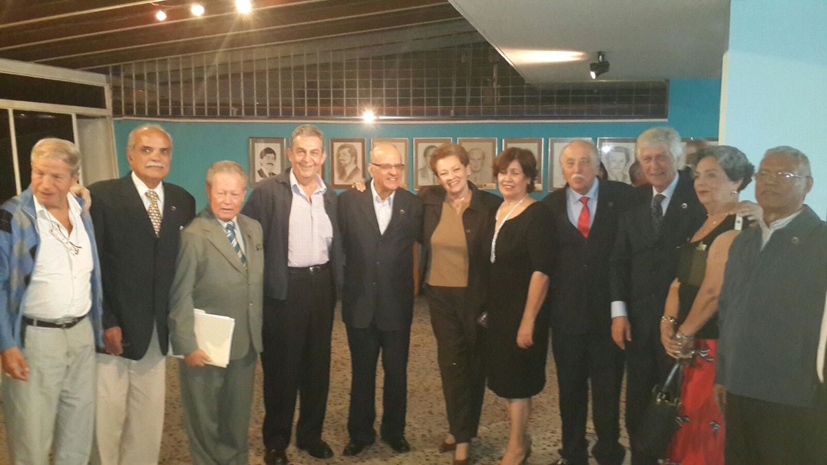 cingmerida's tweet image. Imposición de botones por 50 años de graduados.  Promoción RUBEN ARDILA.