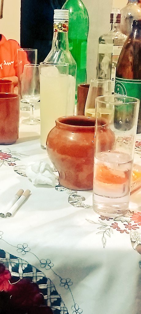 posholoski's tweet photo. Reflexion de noche: uiissss... que lejos esta mi cubata 😆 https://t.co/P3mmmZzd36