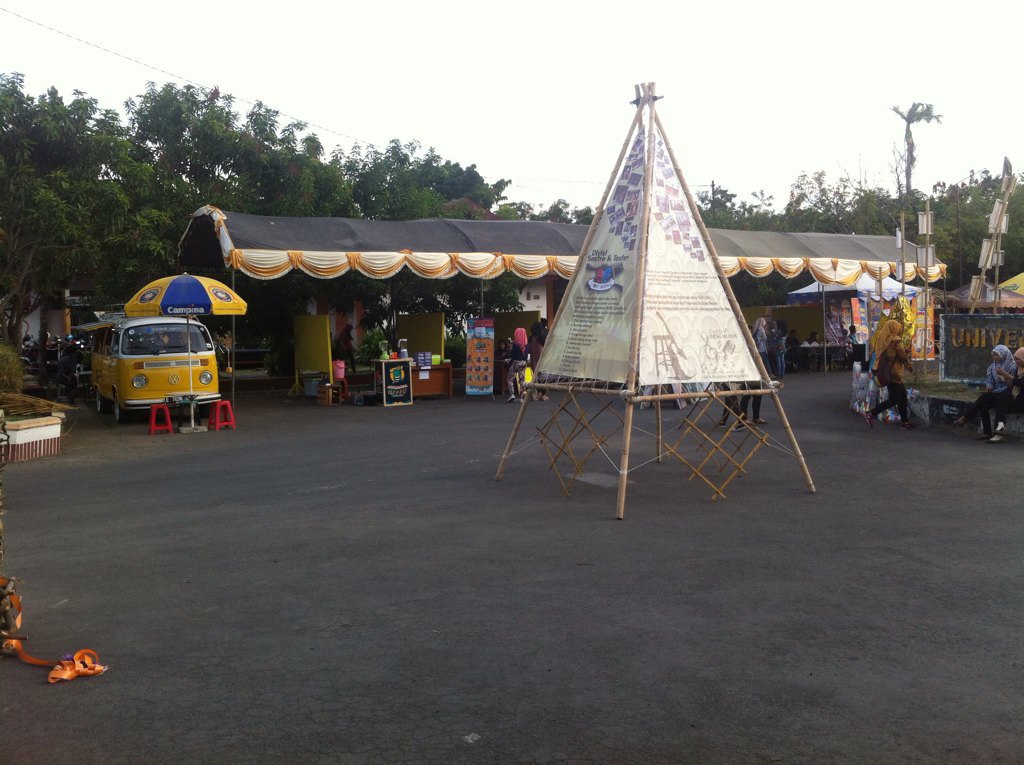 didaff_combi's tweet photo. Ramaikan suasana @_BESIKs 3 fest umwir &amp; jgn lupa klo mau ngadem ada vw kombi kuning ya #eventIMY https://t.co/2n86q6u9aT