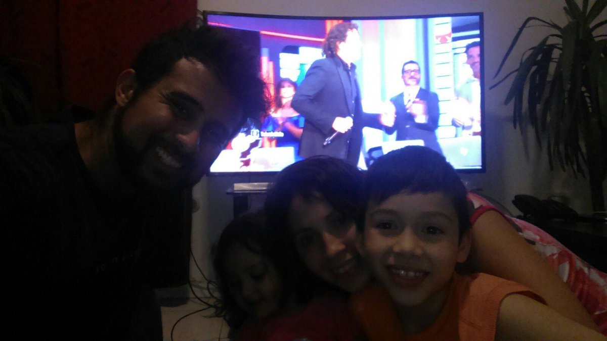 makivc's tweet photo. Familia mode on @Teleton @pamelafiera @Karol_LuceroV https://t.co/DhCq4TYoge