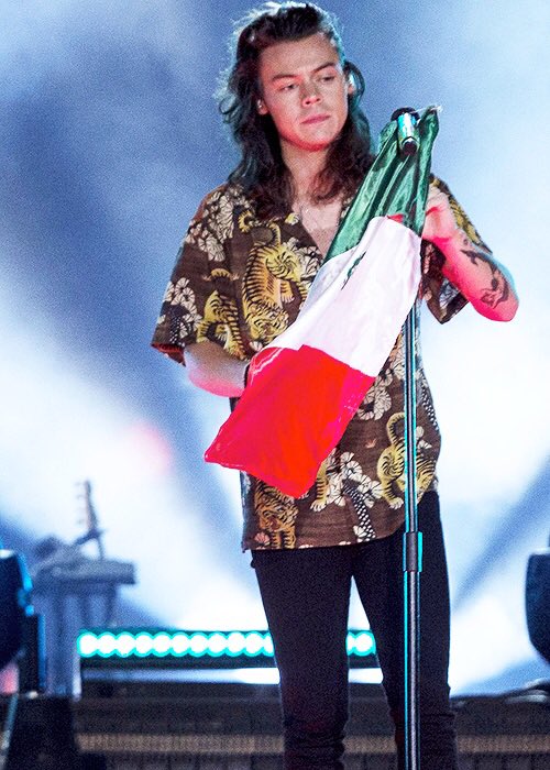 Harry on stage at Premios Telehit 2015 in Mexico! (11.26.15) #2