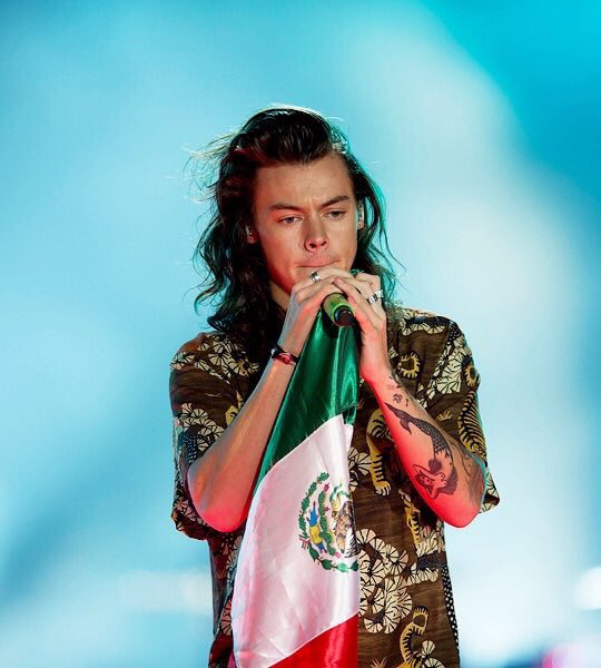 Harry on stage at Premios Telehit 2015 in Mexico! (11.26.15) #2