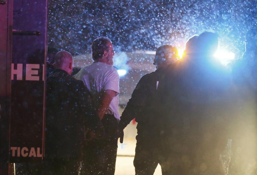 deray's tweet photo. The #PlannedParenthood shooter is peacefully detained after shooting 5 officers. 

We've been killed for far less. https://t.co/kGoaKZc55o