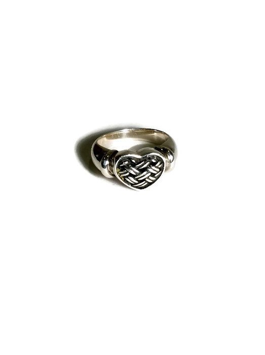 lasttangokc's tweet image. Bold Chunky Heart Ring Size 9 Basket Weave Celtic Look Unisex Vintage Si… etsy.me/1GjFH9i #Vintage #BoldRing