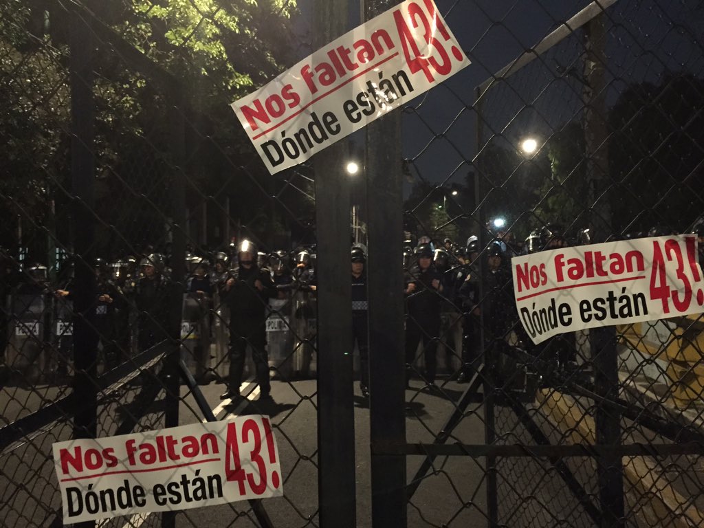 epigmenioibarra's tweet photo. EPN les cerro el paso.No hagamos lo mismo en lred.PaseDeLista1al43 10pm en solidaridad c #PlantonIndefinidoLosPinos https://t.co/3gtaLn5Ecu