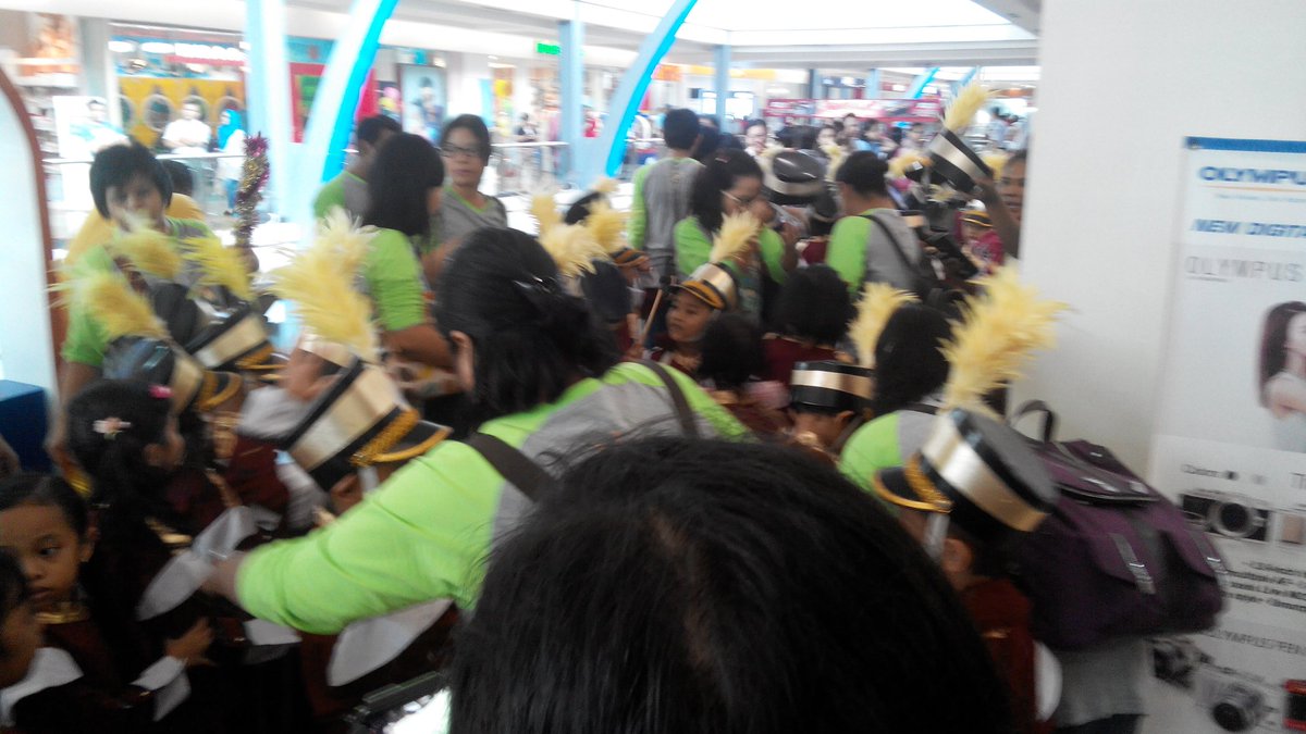 Timezone_ID's tweet photo. March on! Lebih dari 200 anak dari sekolah di sekitar Margo City akan Marching Band keliling Mall. #timezoneplay https://t.co/dJe5PkyxG9