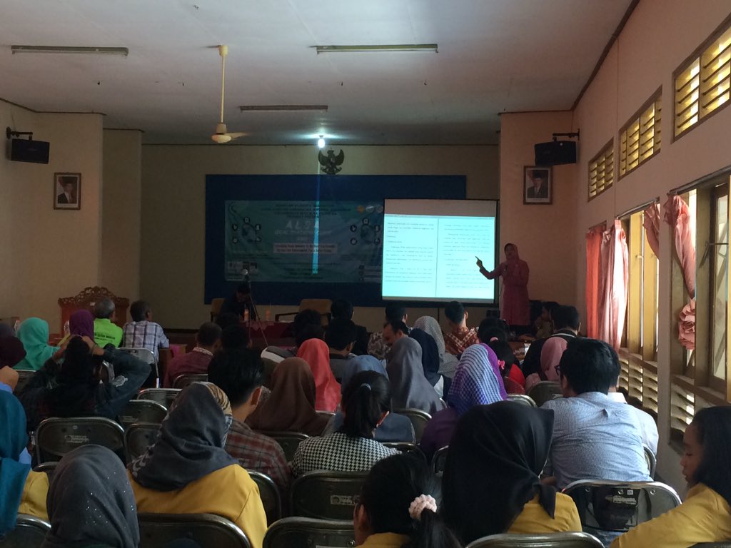 Sedang berlangsung pemaparan dari pemateri kedua yaitu Ibu Rochati #livetweet