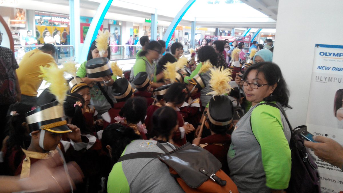 Timezone_ID's tweet photo. March on! Lebih dari 200 anak dari sekolah di sekitar Margo City akan Marching Band keliling Mall. #timezoneplay https://t.co/dJe5PkyxG9
