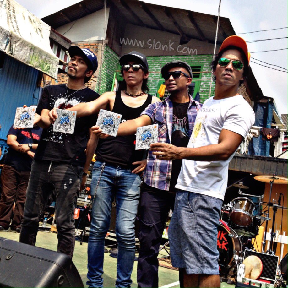 slankdotcom's tweet photo. Tepat di hari ini pula, Slank resmi merilis album ke-21 berjudul #reStartHati!! Di pemukiman padat penduduk bro https://t.co/B0SgoXsDrd