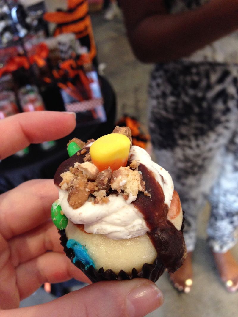 SWEET TOOTH?  Stop by the event Saturday Nov. 28th for a SWEET TREAT <a href="/SweetEsBakeShop/">Sweet E's Bake Shop</a> <a href="/scvhallmark/">Lee's Hallmark</a> <a href="/FoodTruckieLA/">FoodTruckie Nation</a>