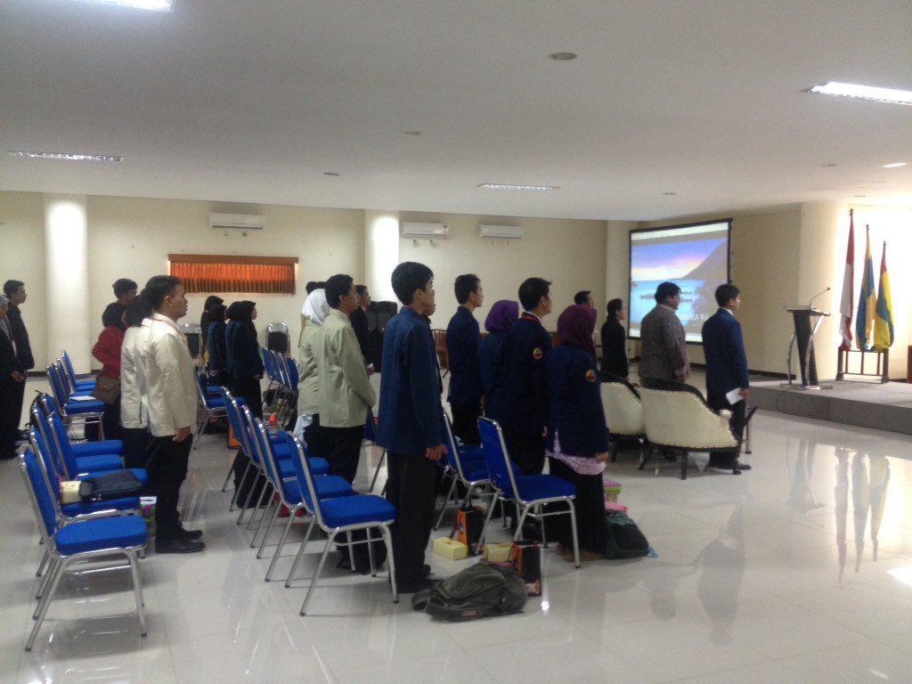 Para peserta menyanyikan lagi Indonesia Raya