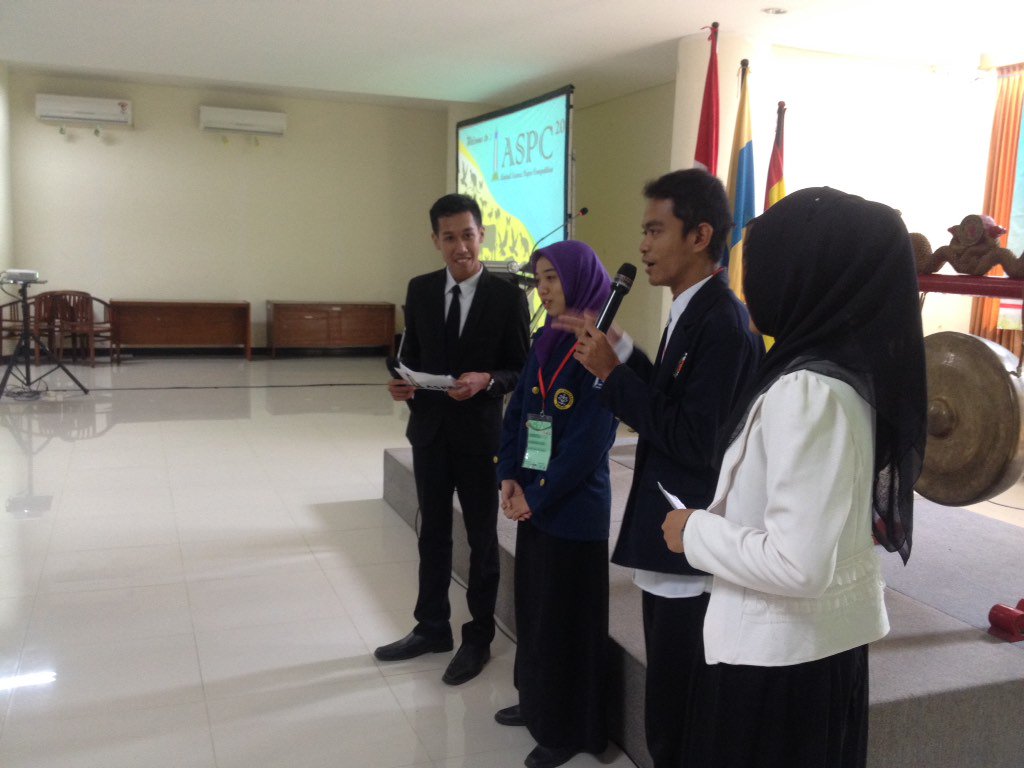 Peserta dari IPB dan UTS yang maju kedepan untuk menyampaikan kesan-kesan awal tentang ASPC ^^