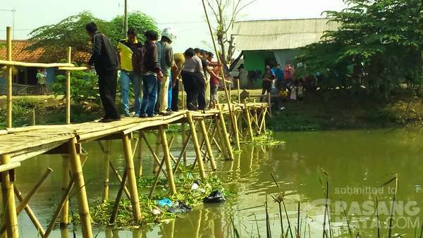 detikcom's tweet photo. Kakek Atim Tewas Tersangkut di Jembatan Bambu https://t.co/ixv9QASNoj https://t.co/KR1xOQLv25