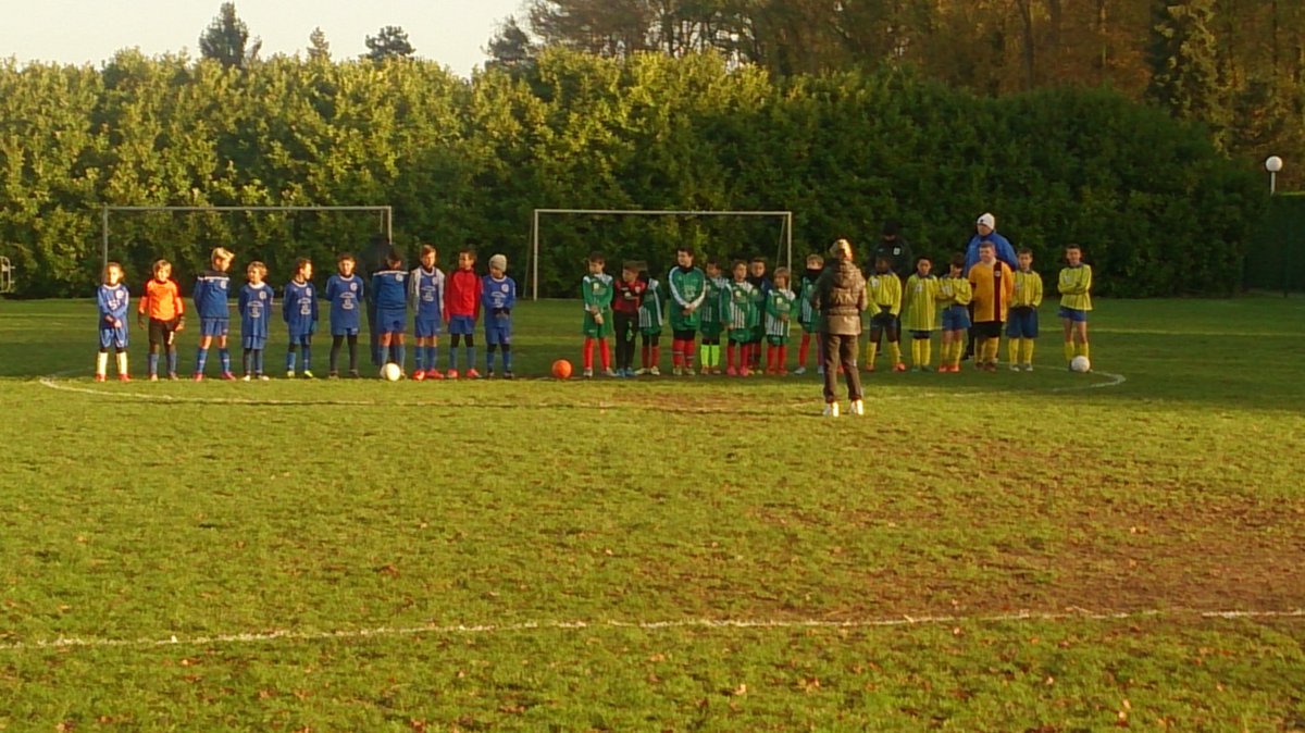 Une minute de silence à 10.15 ce matin avant le match de foot. Émouvant !
